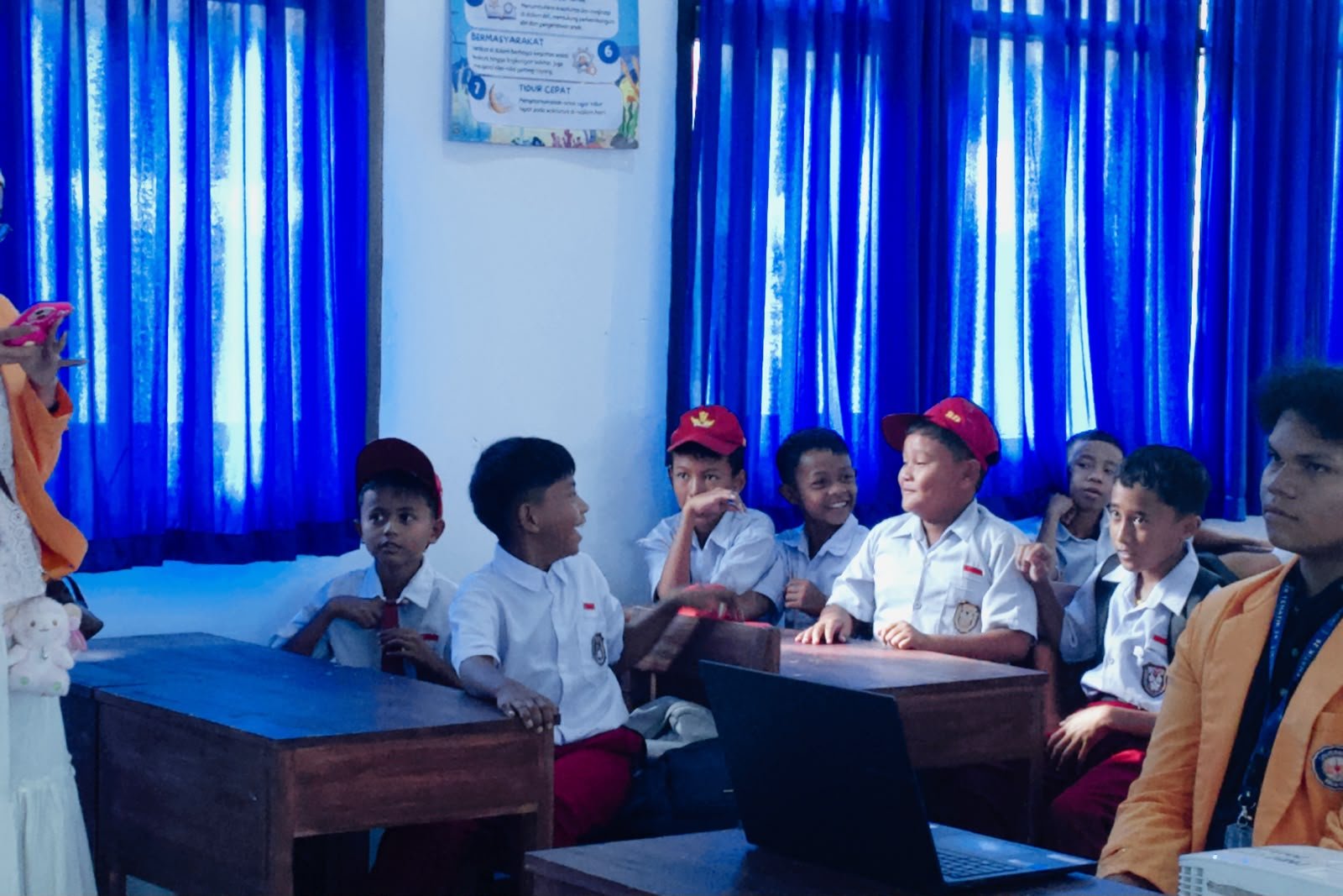 Goes to School SD Negeri 63 Kendari — Foto 4