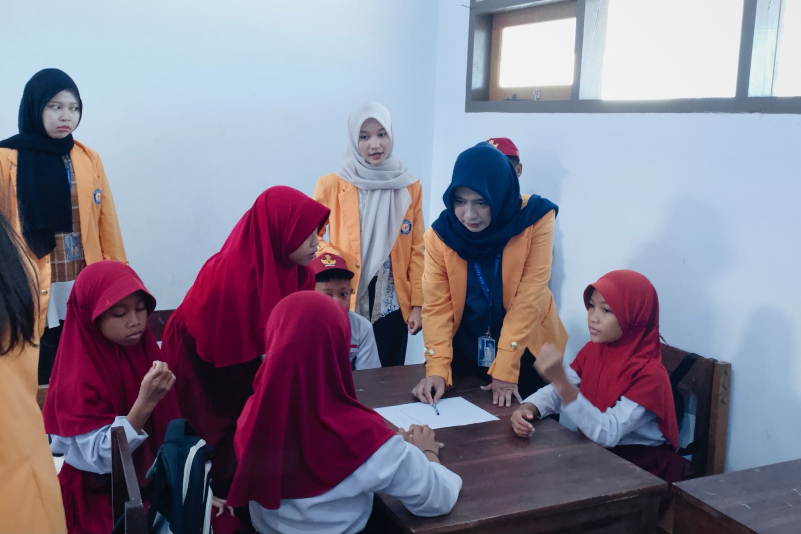 Goes to School SD Negeri 63 Kendari — Foto 5