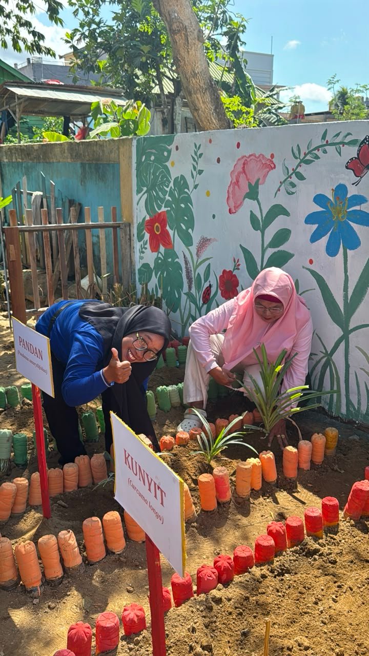 Penanaman Tanaman Obat Keluarga (TOGA) — Foto 4